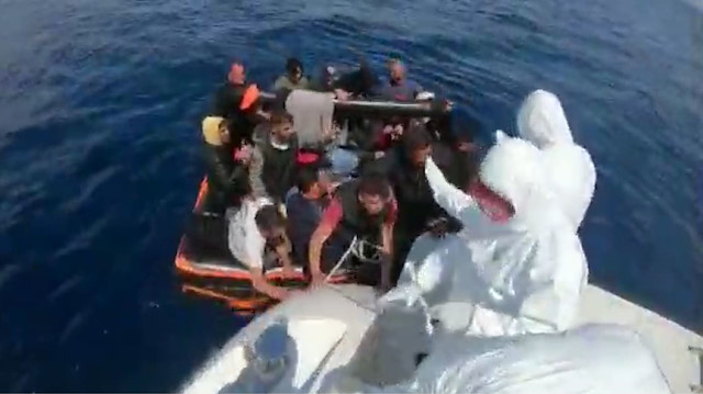 Göçmenleri Türk sahil güvenlik ekipleri kurtardı. 