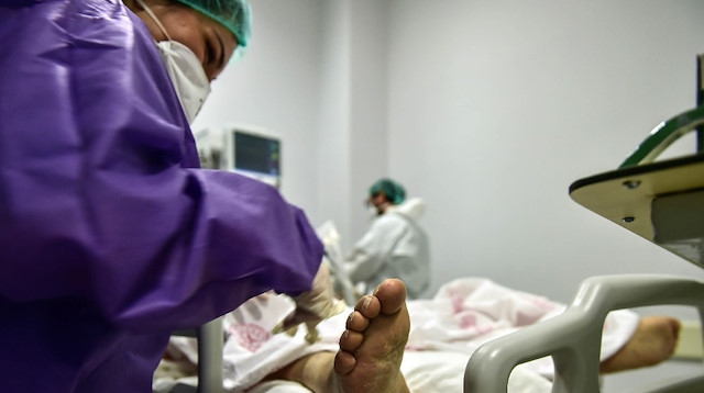 İşitme engelli Kovid-19 hastalarıyla ilgilenirken de hemşireler ekstra çaba sarf ediyor. 
