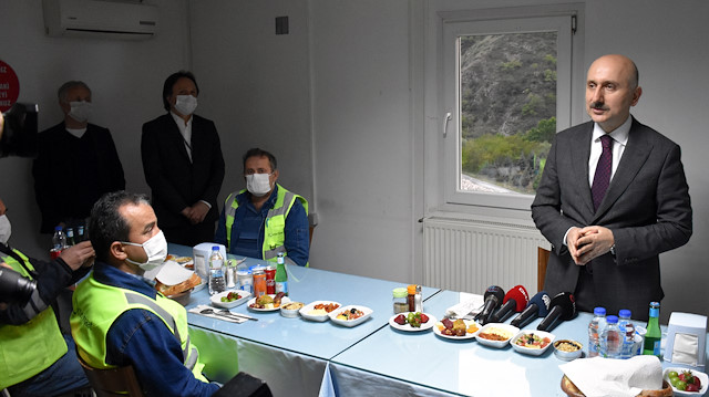 Ulaştırma ve Altyapı Bakanı Adil Karaismailoğlu, işçilerle iftar yaptı.