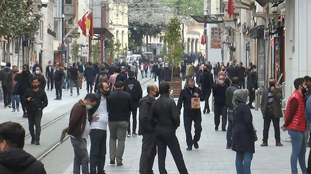 Son günlerde İstiklal Caddesi'ndeki yoğunluk had safhaya çıktı. 