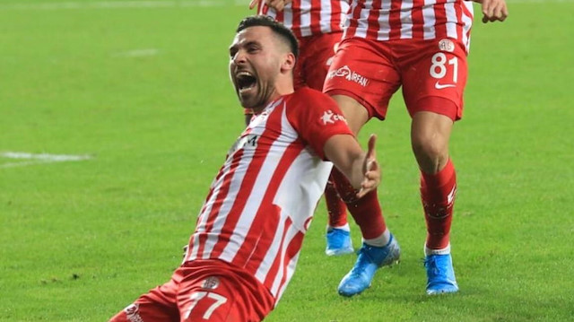 Sinan Gümüş, Antalyaspor formasıyla Süper Lig'de çıktığı 7 maçta 3 gol atarken 1 de asist yaptı.