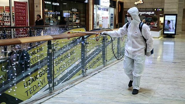 Alışveriş merkezlerindeki tüm ortak alanlar gün içerisinde sık sık dezenfekte edilecek.