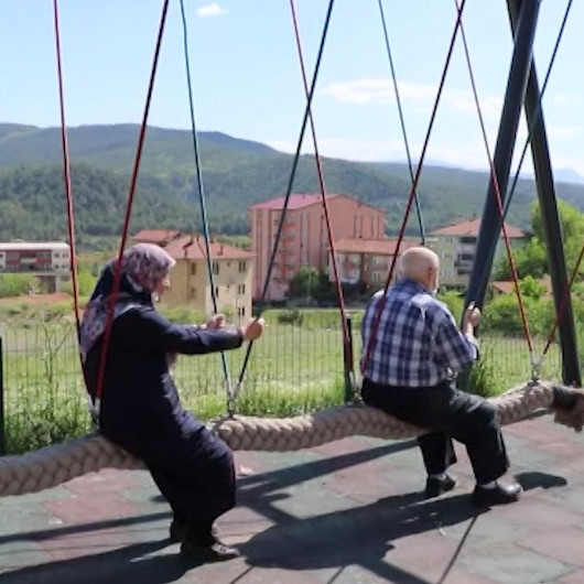 50 gün sonra sokağa çıkan yaşlılar, çocuklar gibi eğlendi