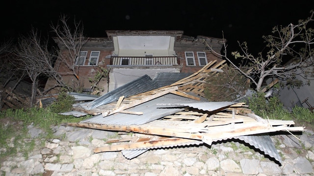Binaların çatılarında büyük çapta maddi hasar meydana geldi.
