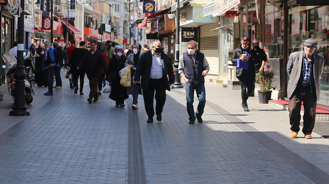 Sokağa çıkma kısıtlaması dışında da 61 ilde, 303 yerleşim yerinde uygulanan karantina kararı kaldırıldı.