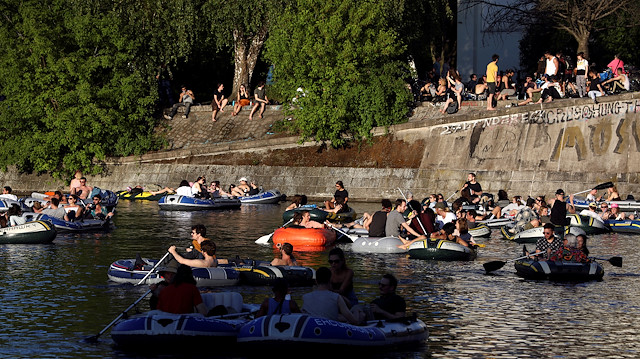 FILE PHOTO: People enjoy sun on boats, on the Landwehrkanal, amid the spread of the coronavirus disease (COVID-19), in Berlin, Germany, May 9, 2020. REUTERS / Christian Mang/File Photo


