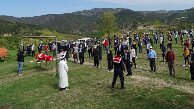 Kaza sonucu hayatını kaybeden itfaiye eri Mehmet Ali İnal toprağa verildi.