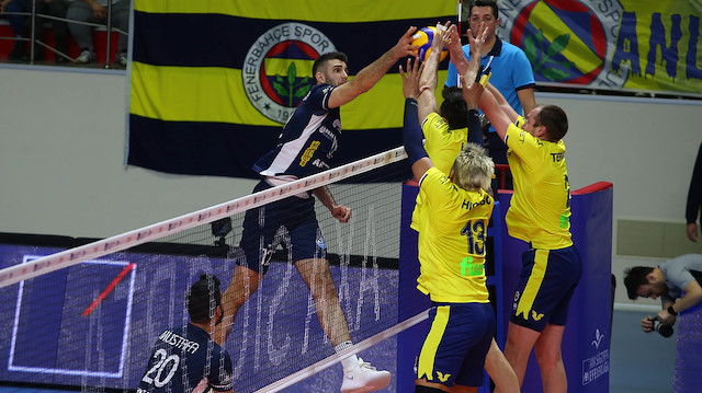 Efeler Ligi'nde Fenerbahçe 58 puan ile zirvede yer alıyor.