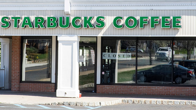 FILE PHOTO: The Starbucks Coffee store is shuttered due to the outbreak of the coronavirus disease (COVID-19) in Matawan, New Jersey, U.S., April 1, 2020 REUTERS/Eduardo Munoz/File Photo

