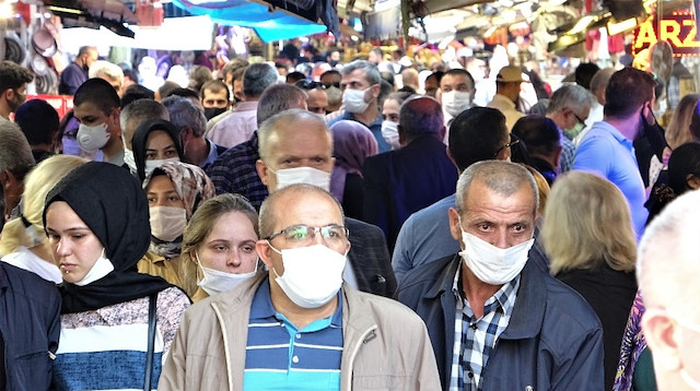 Vatandaşların maske taktıkları gözlenirken, sosyal mesafe kuralına uyulmadığı dikkatlerden kaçmadı.
