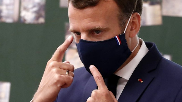 Macron, ucunda Fransız bayrağı işlemesi olan bu maskeyi takmıştı. 