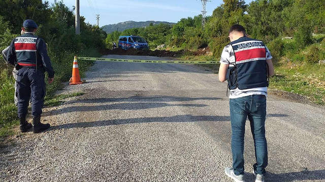 Beldenin giriş ve çıkışları güvenlik şeridiyle kapatılırken, jandarma ve sağlık ekipleri de önlem aldı.