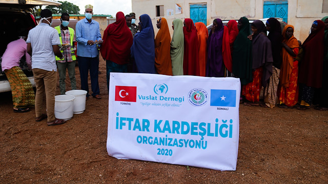 Müslüman ailelere kumanya ve iftar yemeği dağıtımları yapılıyor.