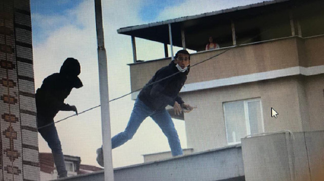 Sokağa çıkma yasağına rağmen Gazi Mahallesinde izinsiz gösteri yapmaya kalkışan DHKP/C'liler çıktıkları cemevinin çatısından polislere taş ve kiremitler atmıştı.
