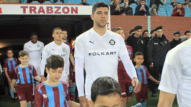 Cenk Özkacar Türkiye Kupası'nda Trabzonspor'a karşı forma giymişti.