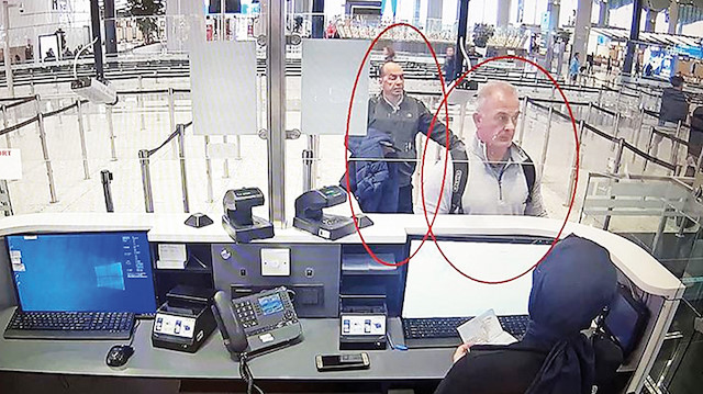 Carlos Ghosn (arkadaki) İstanbul Havalimanı’nda pasaport işlemleri sırasında görüntülenmişti.