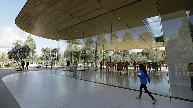 Apple, diğer şirketlerden bağımsız olarak personellerini ofiste çalıştırmaya devam edecek