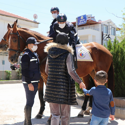Atlı jandarmalardan çocukları sürpriz