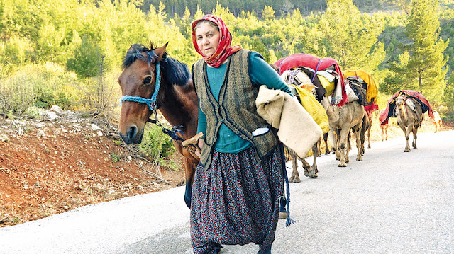 Yörükler Anadolu’daki yüzlerce yıllık geleneği sürdürerek develerle yolculuk yapıyor. 