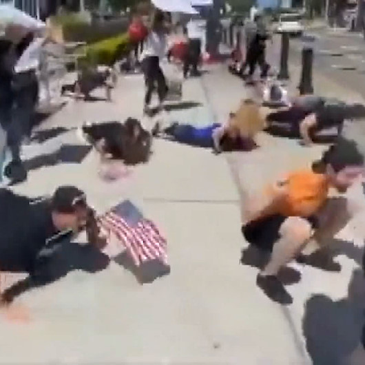 ABDde spor salonları açılsın eylemi: Sokaklarda şınav çekerek protesto ettiler
