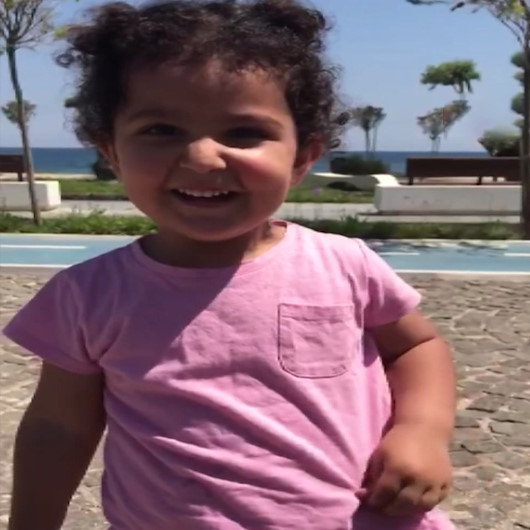 Minik Zeynep denize girmek için polise pamuk şeker teklif etti