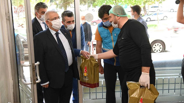 Onikişubat Belediyesi tarafından berber ve kuaförlerin dezenfeksiyonu yapıldı.