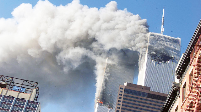 ABD’de 11 Eylül 2001’deki terör saldırılarında 4 yolcu uçağı kaçırılmış, uçaklardan ikisi İkiz Kuleler’e çarpmıştı. Saldırıların ardından eski ABD Başkanı George W. Bush, Afganistan ve Irak’a girme kararı almış, Beyaz Saray’ın Orta Doğu’daki savaş yanlısı politikası büyük tepkilere neden olmuştu.
