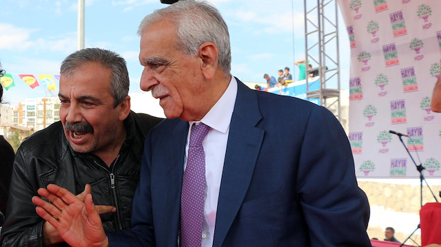 HDP'li Sırrı Süreyya Önder (solda) ve HDP'li Ahmet Türk (sağda). 