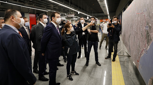 İBB Başkanı Ekrem İmamoğlu metro hattında incelemelerde bulunurken...