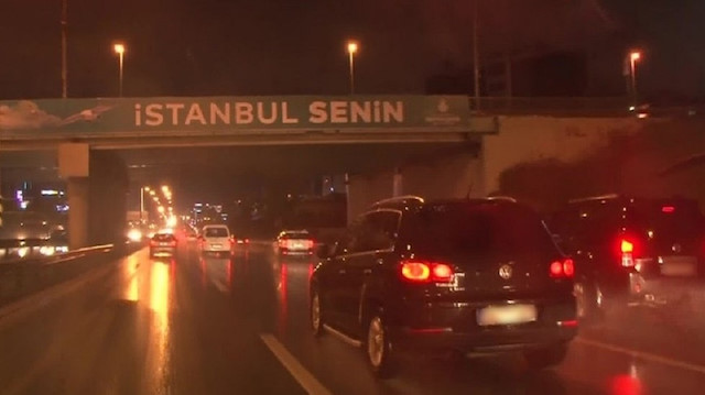 İstanbul'da sokağa çıkma yasağının kaldırılmasının ardından yollarda araç trafikleri gözlemlendi.