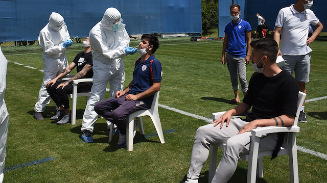 Futbol takımlarına koronavirüs testi yapılmaya başlandığından bu yana birçok vaka bildirimi yapıldı.