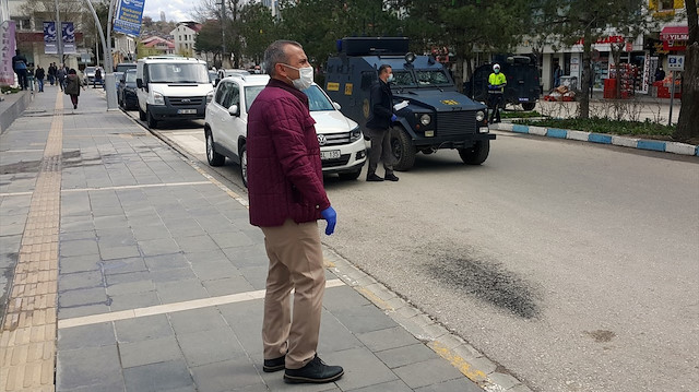 Tunceli Valisi Tuncay Sonel vatandaşlara maske dağıttı.