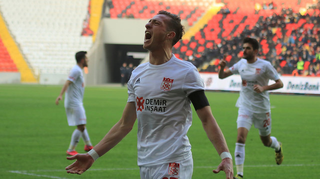 31 yaşındaki futbolcu, bu sezon Süper Lig'de çıktığı 25 maçta 7 gol atarken, 4 de asist yaptı.