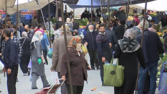 İstanbul'da pazar alışverişi yoğunluğu