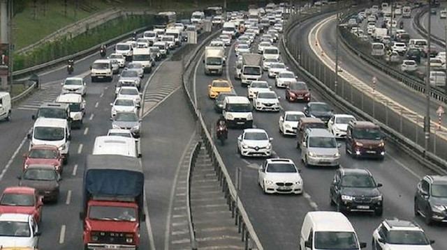 4 günlük sokağa çıkma kısıtlamasının olacağı İstanbul'da trafik yoğunluğu kaydedildi.