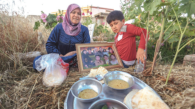 Suriyeli anne Ubeyd, oğlunun dönmesi umuduyla her iftar sofrasına bir tabak daha koyuyor.