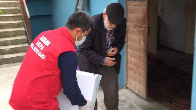 Adana'daki Vefa Yardımlaşma Grubu pandemi sürecinde ve ramazan ayında vatandaşların ihtiyaçlarını gidermek için yoğun çalışmalar yapıyor. (Arşiv)
