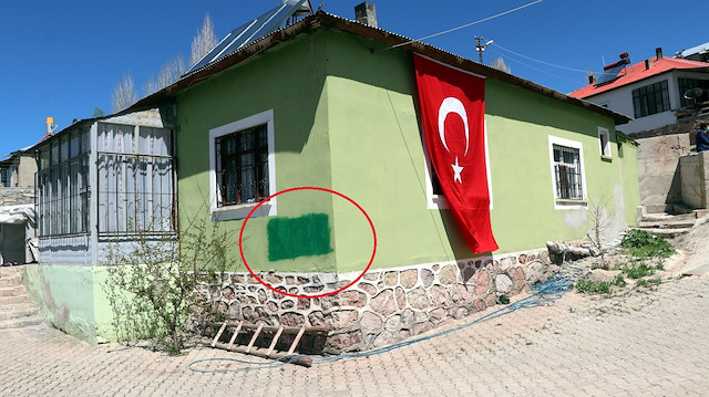 Teröristlerin, 3 ay önce şehidin evinin duvarına ‘PKK’ yazıp çarpı işareti koyduğu, ailesinin boyayla kapattığı öğrenildi. 