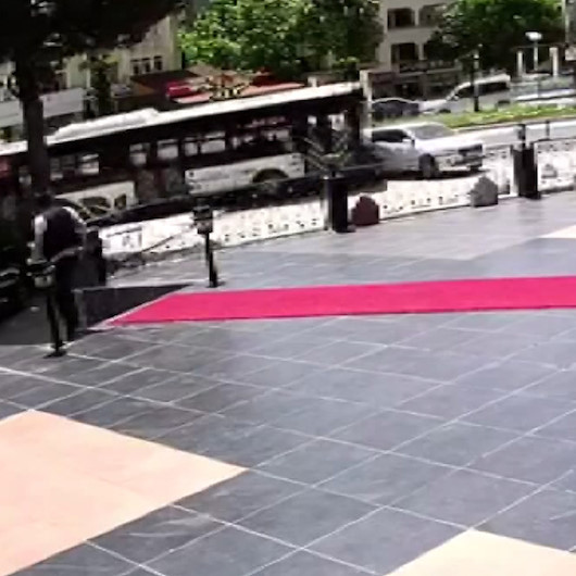 Otobüsün çarptığı otomobilin metrelerce sürüklenmesi kamerada