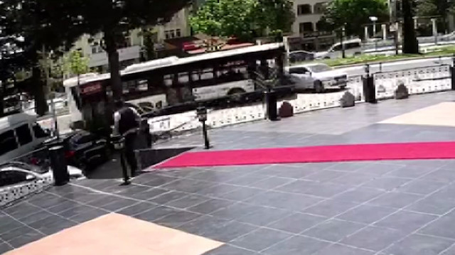 Otobüsün çarptığı otomobilin metrelerce sürüklenmesi kamerada