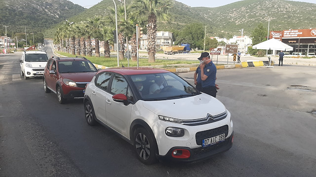 Bazı vatandaşlar güneşlenirken bazı vatandaşlar da yasağa rağmen denize girdi. 