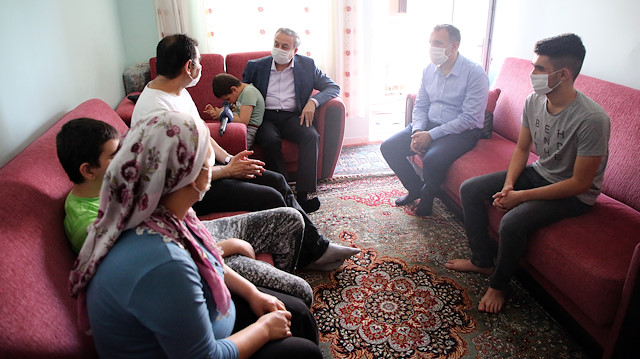 Mersin Valisi Ali İhsan Su, işine son verilen belediye işçisini ziyaret etti.