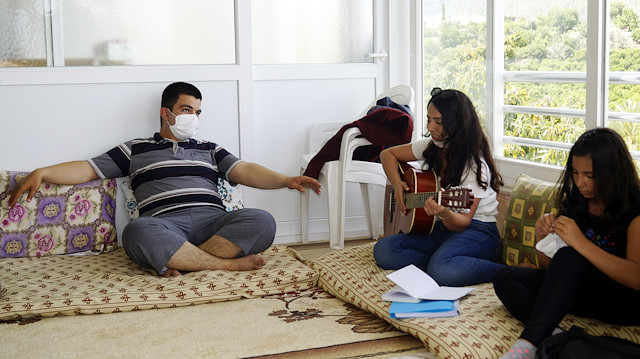Zihinsel engelli Ferit Karacan'a evde konser keyfi yaşatıldı