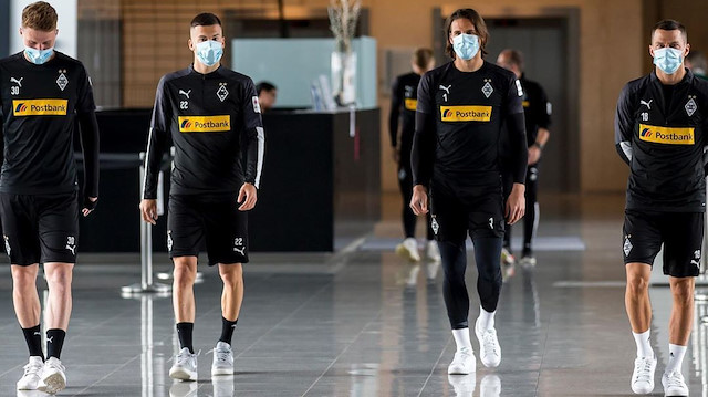 Almanya'da futbolcular mesafelerine dikkat ederek hem örnek bir davranış sergiliyor hem de önlem alıyorlar.