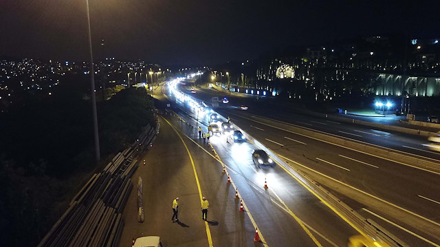 Polis ekipleri, yasağın başlamasıyla denetimlere başladı.