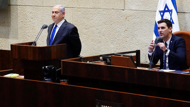 Netanyahu konuştuğu sırada rüşvet, dolandırıcılık sesleri yükseldi.