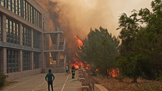KKTC'de yangın söndürme çalışmaları devam ediyor.