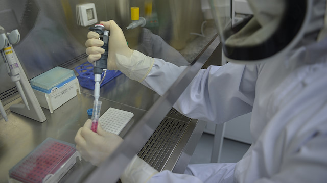 Oxford Üniversitesi’nden bilim insanları, Covid-19 aşı denemelerine devam ediyor. 