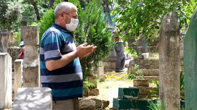 Ölen yakınlarının mezarlarını ziyaret eden vatandaşlar, dua edip Kuranı Kerim okudu.