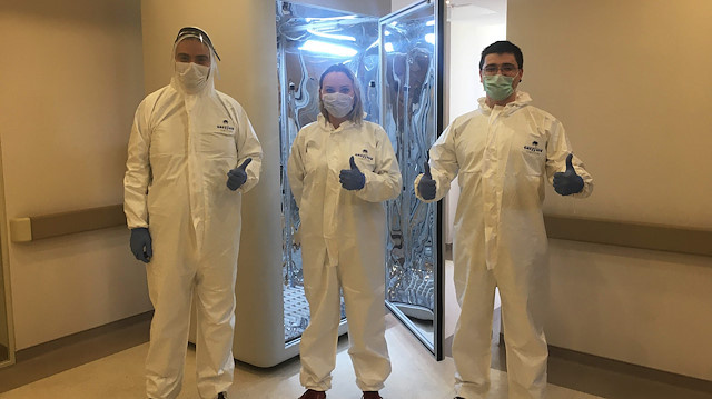  Prof. Dr. Afif Sıddıki ve ekibi, COVID-19 salgını savaşında virüsün bulaşma riskini yok eden dezenfeksiyon cihazları üzerine çalışıyor. 